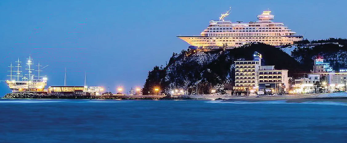 மலையின் உச்சியில் கப்பல்..